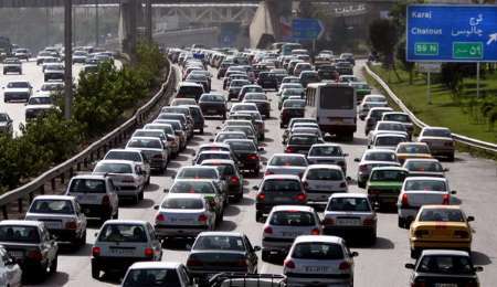 ترافیک در بزرگراه تهران - کرج سنگین است