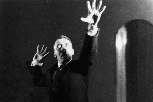 چند تصویر قدیمی و جنجالی از هیتلر