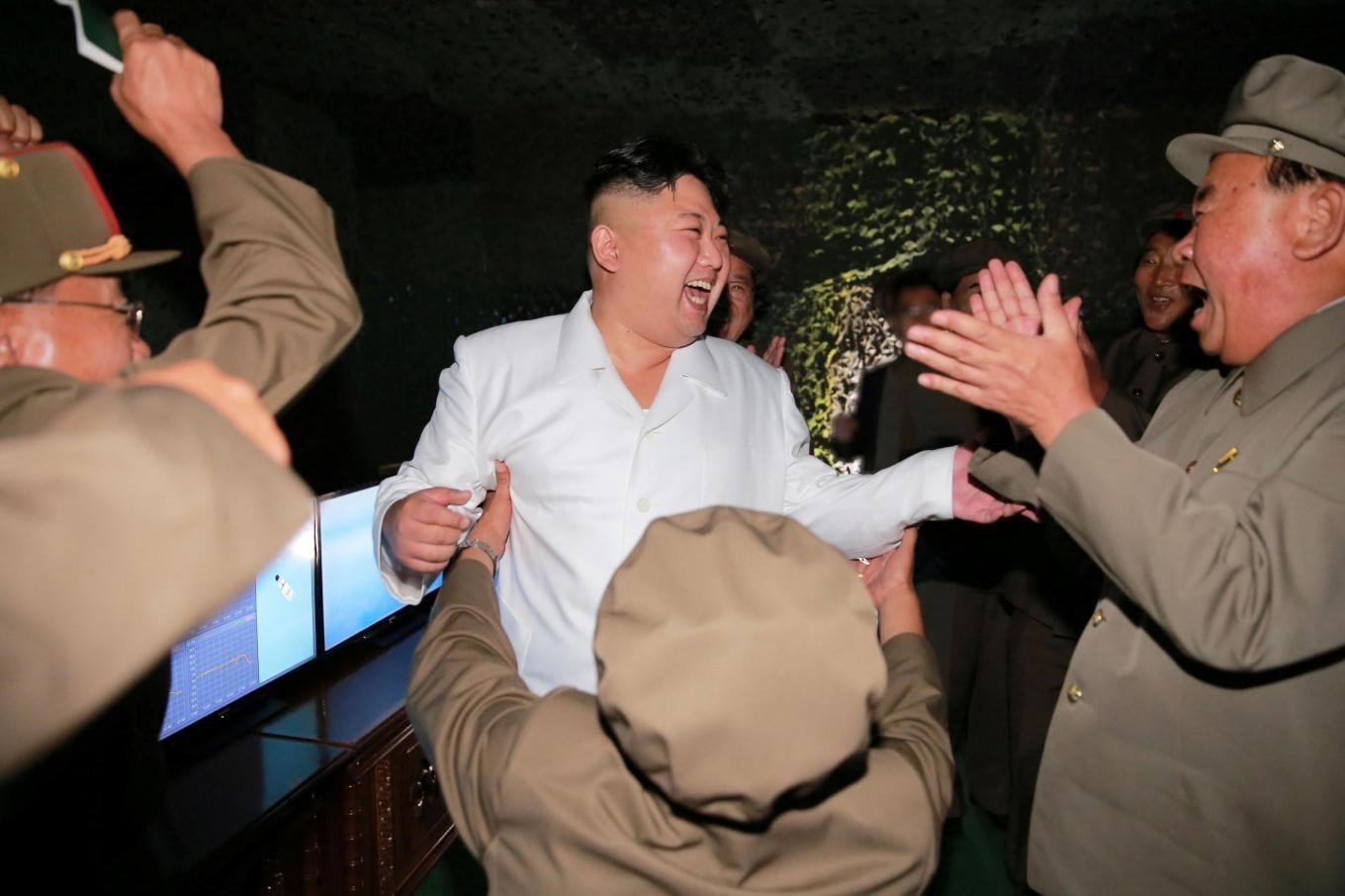 رقص رهبر کره‌شمالی بعد از پرتاب موشک! /عکس