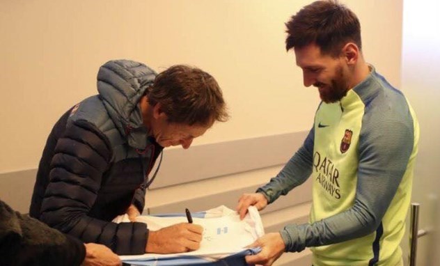 وقتی مسی به جای امضا دادن، امضا می‌گیرد/عکس