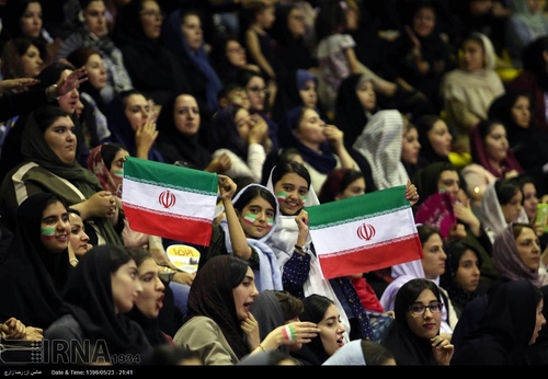 حضور خانم ها در مسابقه والیبال ایران و قطر