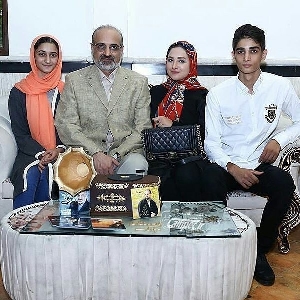 محمد اصفهانی در کنار خانواده اش/عکس