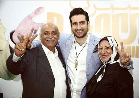 امید حاجیلی در کنار پدر و مادرش /عکس