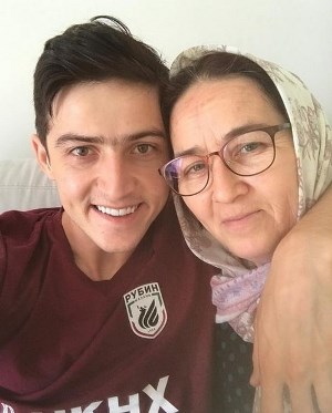 آقای فوتبالیست و مادرش /عکس