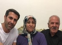 بهنام محمودی و پدر و مادرش /عکس