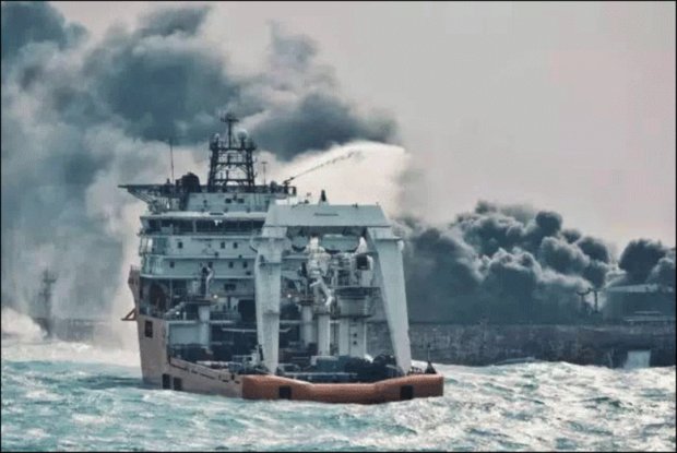 امید نجات باقی خدمه کمرنگ شد/ آتش تمام طول کشتی را فراگرفت
