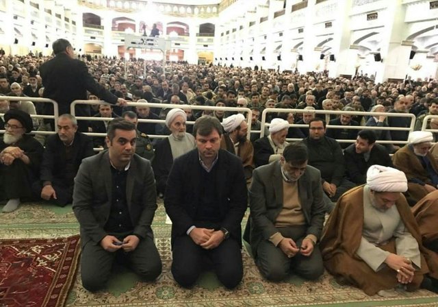 حضور سرمربی ترکیه‌ای تراکتورسازی در نماز جمعه تبریز/عکس