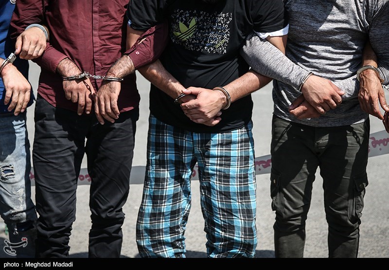 باند سارقان مسلح ۳ مغازه در کرج دستگیر شدند