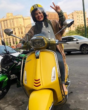 خانم بازیگر سوار بر موتورسیکلت /عکس