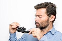 ۷ راه موثر برای جلوگیری از ریزش مو