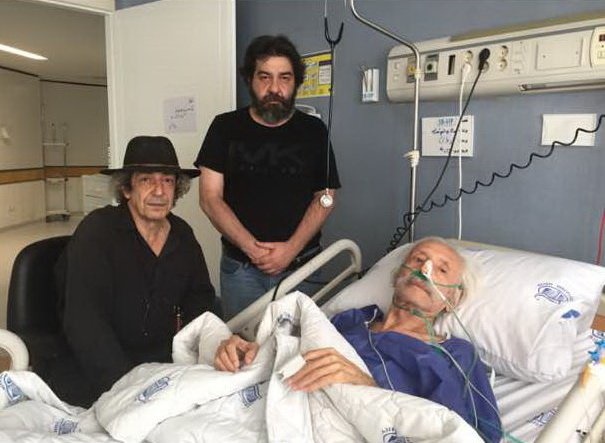 پسران جمشید مشایخی بر بالین پدر در بیمارستان/عکس