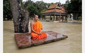 آرامش عجیب راهب بودایی در سیل کامبوج +عکس
