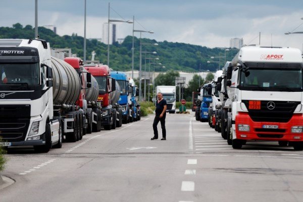 کامیون داران و کشاورزان فرانسه به صف معترضان ضد دولتی پیوستند