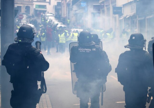 پیشنهاد پاداش ۳۰۰ یورویی دولت فرانسه به پلیس‌های ناراضی