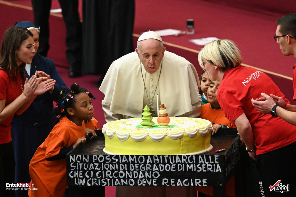پاپ در حال فوت کردن کیک تولدش /عکس