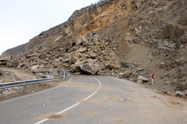 احتمال سقوط سنگ در محورهای کوهستانی البرز